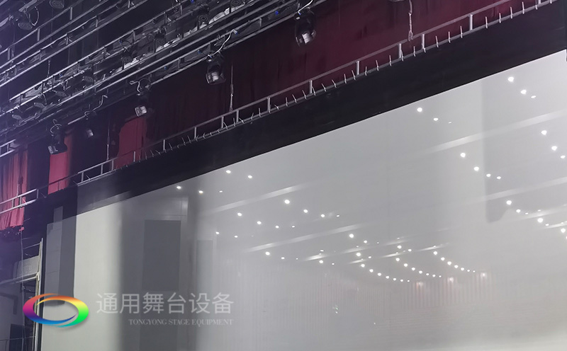 通用舞臺承建：南京曉莊學(xué)院報告廳舞臺項目（舞臺音響、舞臺燈光吊桿、舞臺幕布等）