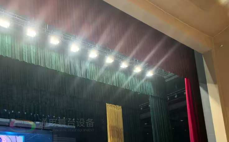 通用舞臺設備興化將軍路小學報告廳舞臺吊桿、舞臺阻燃幕布項目